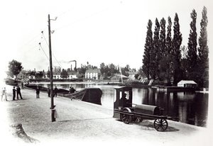 Tracteur remorquant un bateau à Dijon, 1894-5 - French Photographer